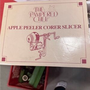 The Pampered Chef Apple Peeler Corer Slicer Cream with Maroon Illustration
